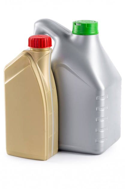 Botellas de plástico con aceites para automóviles.