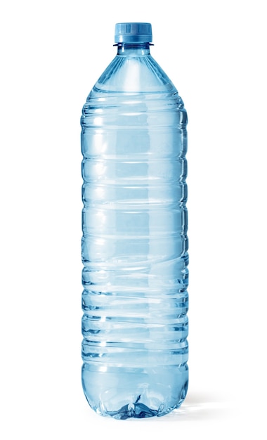 Botellas de plástico de agua aisladas en blanco con trazado de recorte