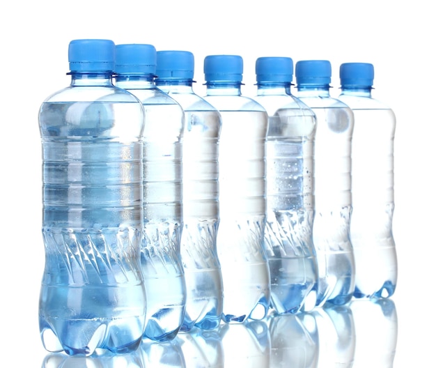Botellas de plástico de agua aislado en blanco