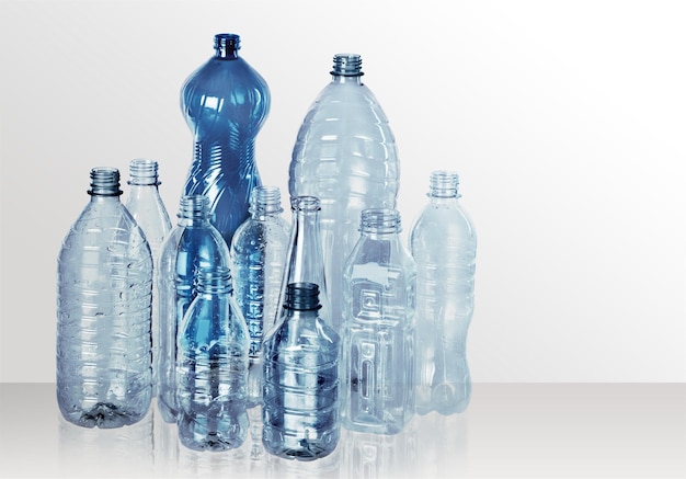 Botellas de plástico de agua aislado sobre fondo