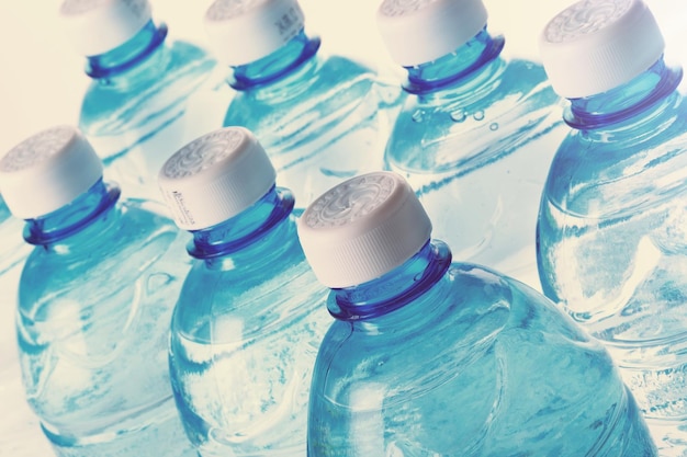 Botellas de plástico de agua aislado sobre fondo