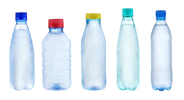 Con botellas de plástico de agua aislado