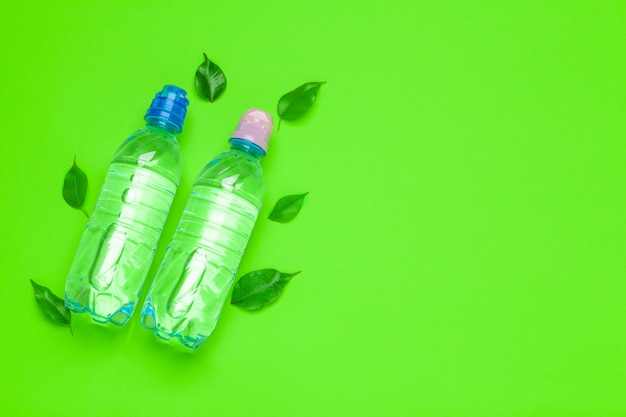 Foto botellas de plástico de agua potable
