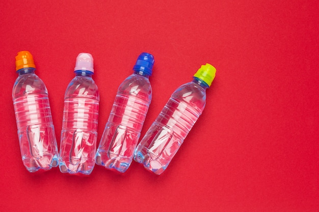 Botellas de plástico con agua pura