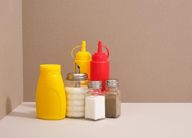 Botellas de plástico amarillas y rojas de mostaza ketchup almuerzo de café sal azúcar y pimienta Copiar espacio para el texto