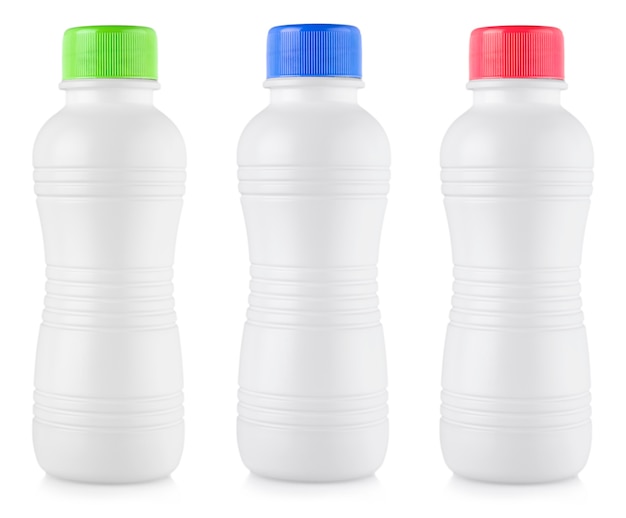 Foto las botellas de plástico blanco aisladas en blanco