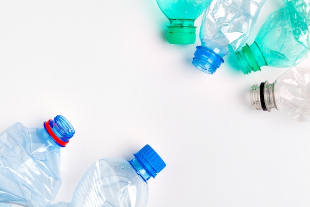 Las botellas de plástico coloridas vacías son residuos reciclables