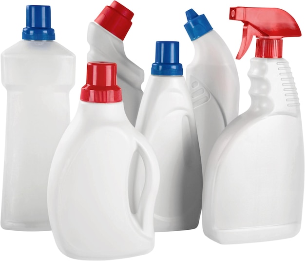 Botellas de plástico y equipo de limpieza sobre fondo blanco.