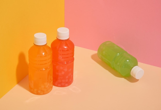 Botellas de plástico para jugos Composición de frutas coloridas