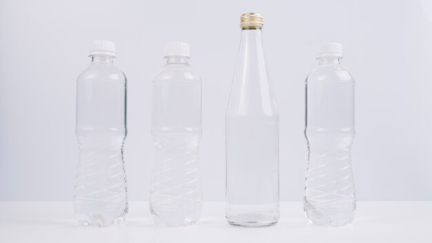 Botellas de plástico junto a una ecológica