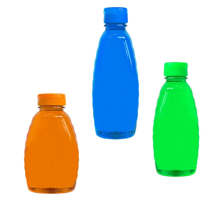 Foto botellas de plástico de productos para el cuidado del cuerpo y belleza aislados sobre un fondo blanco