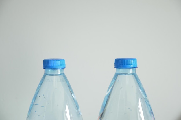 Botellas de plástico de refresco en la mesa