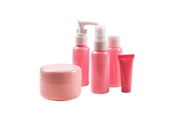 Botellas de plástico rosa para productos de higiene, cosméticos, productos de higiene en un blanco.