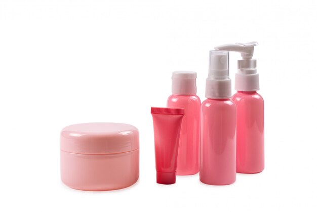 Foto botellas de plástico rosa para productos de higiene, cosméticos, productos de higiene sobre un fondo blanco. copia espacio