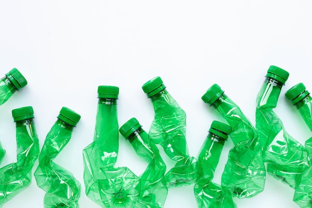 Foto botellas de plástico sobre fondo blanco.