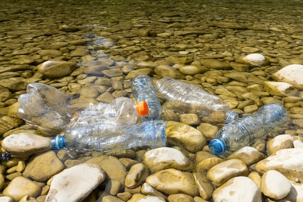 Foto botellas de plástico sucias en agua