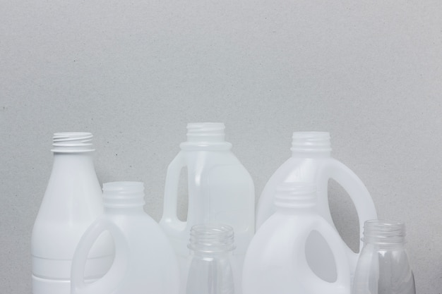 Botellas de plástico vacías blancas a la espera de ser tomadas para reciclar en gris