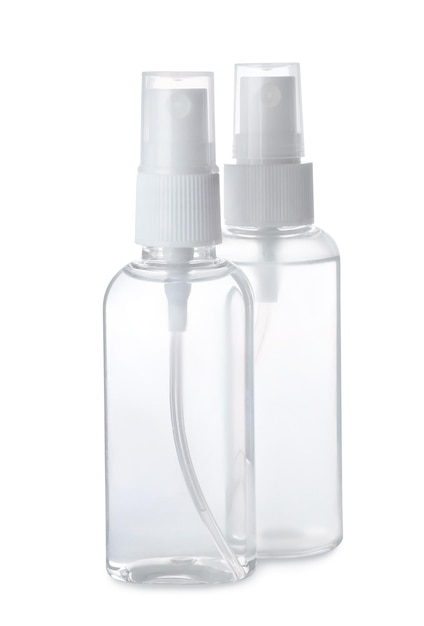 Botellas de spray con antiséptico sobre fondo blanco.