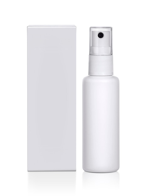 Botellas de spray de plástico en blanco y embalaje aislado sobre fondo blanco listo para el diseño de embalaje