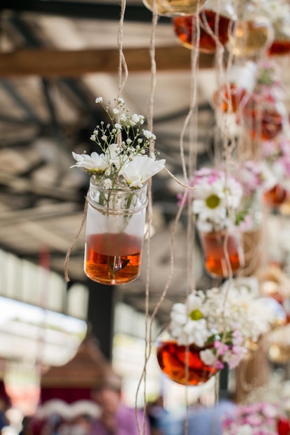 Botellas de té de hierbas colgando de cuerdas