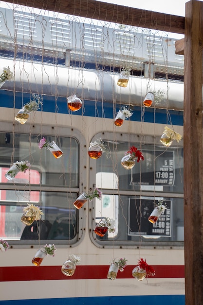 Botellas de té de hierbas colgando de cuerdas