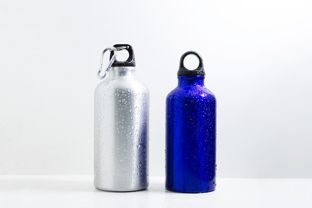 Botellas termo de acero y aluminio, eco para agua, en blanco.