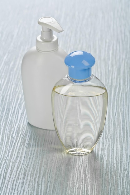 Botellas transparentes y blancas.
