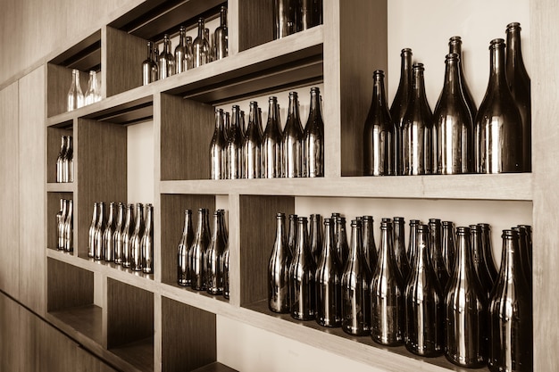 Botellas vacías decorativas en el estante