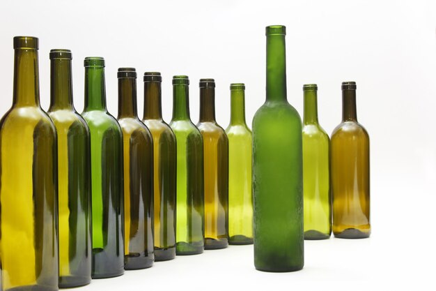 Botellas vacías de vino en blanco