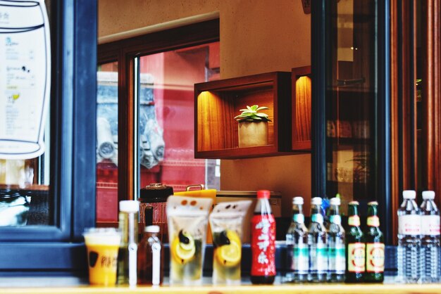 Foto botellas de varios colores en la mesa del restaurante