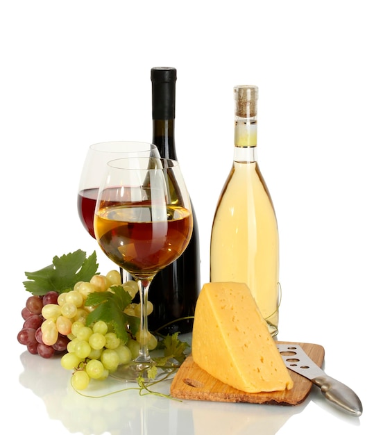 botellas y vasos de queso de vino y uvas maduras aisladas en blanco