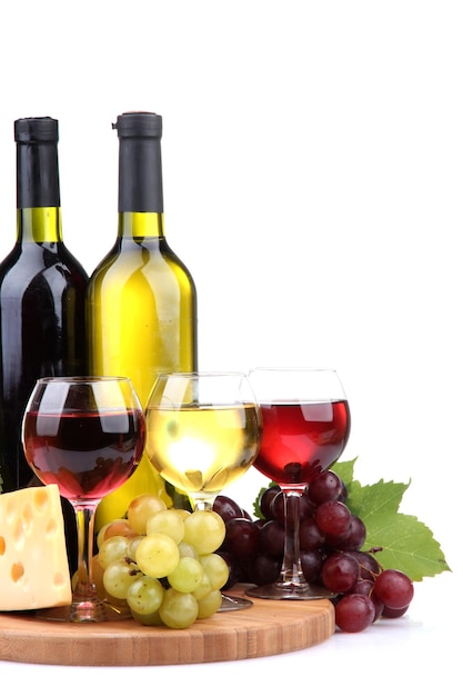 Botellas y vasos de vino surtido de uvas y queso aislado en blanco