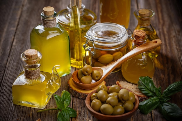 Botellas de vidrio de aceite de oliva con bayas de oliva.