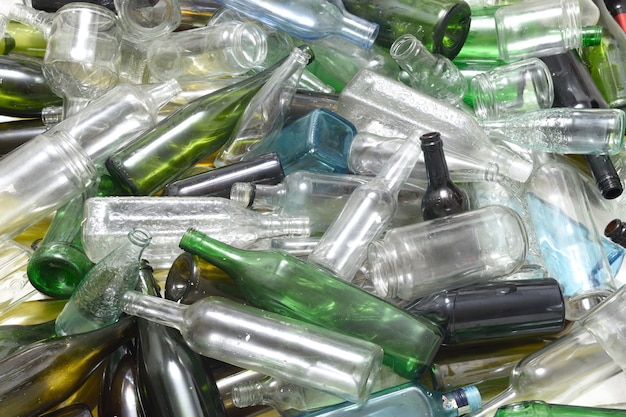 Botellas de vidrio dentro de un contenedor de reciclaje de vidrio