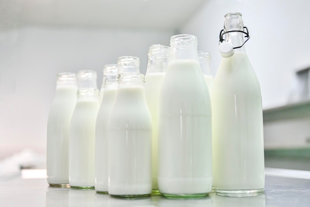 Botellas de vidrio llenas de leche fresca de cabra