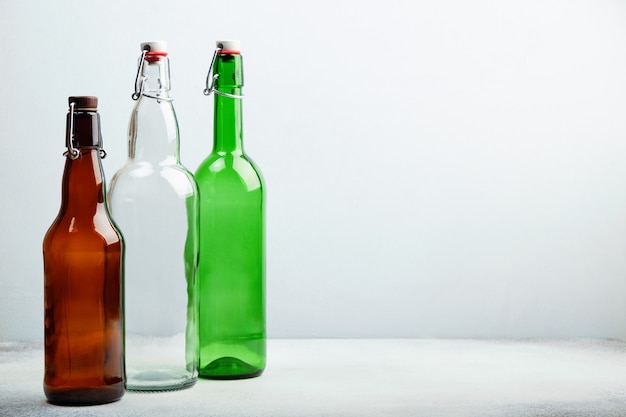 Botellas de vidrio reutilizables en la mesa.