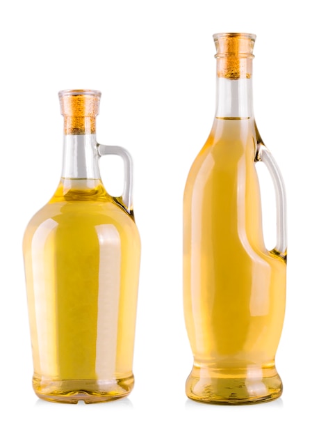 Botellas de vino blanco sobre un fondo blanco.