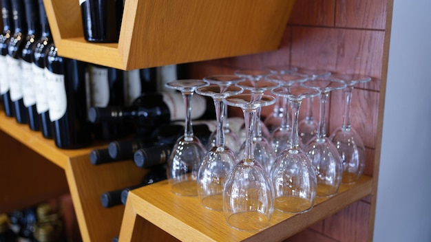 Botellas de vino copas de vino en armario rack