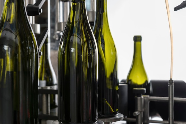 Botellas de vino de Italia Sicilia llenas de vino por una máquina industrial en una fábrica de vino