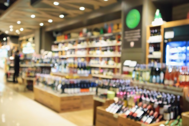 Botellas de vino en la tienda de licores