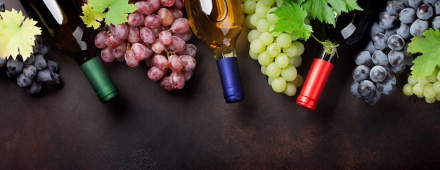 Botellas de vino y uvas