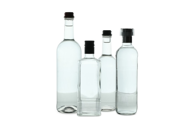 Botellas de vodka en blanco aisladas sobre superficie blanca