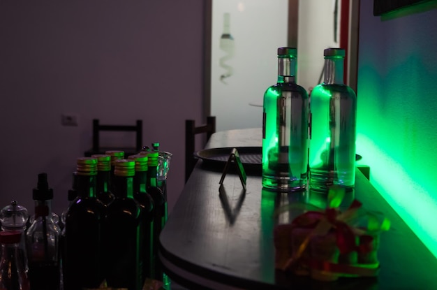 Botellas de vodka en la mesa en el restaurante