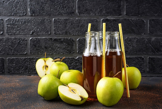 Botellas con zumo de manzana fresco.