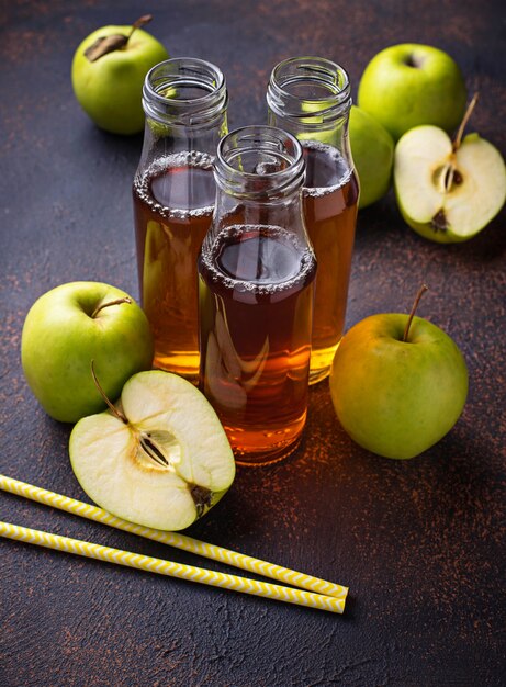 Botellas con zumo de manzana fresco.