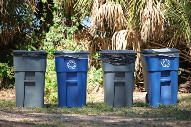 Botes de basura para la eliminación separada de basura reciclada en las calles de la ciudad