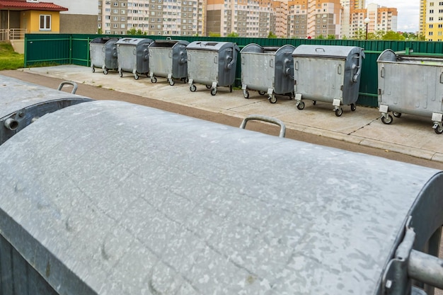 Botes de basura de metal para la recogida selectiva de residuos en una zona densamente poblada de la ciudad