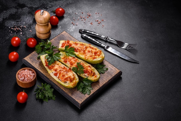 Botes de calabacín rellenos al horno con champiñones de pollo picados y verduras con queso