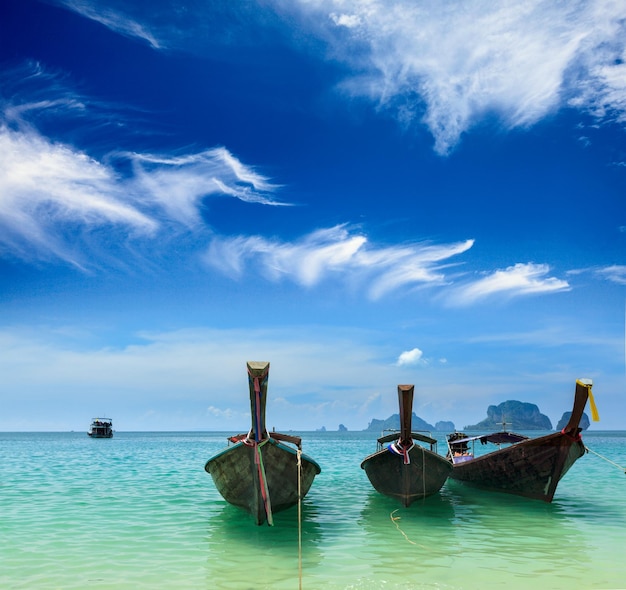 Botes de cola larga en la playa de Tailandia