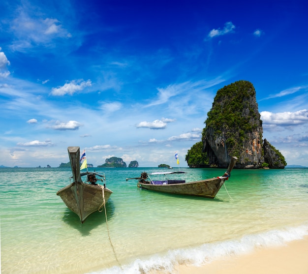 Botes de cola larga en la playa, Tailandia